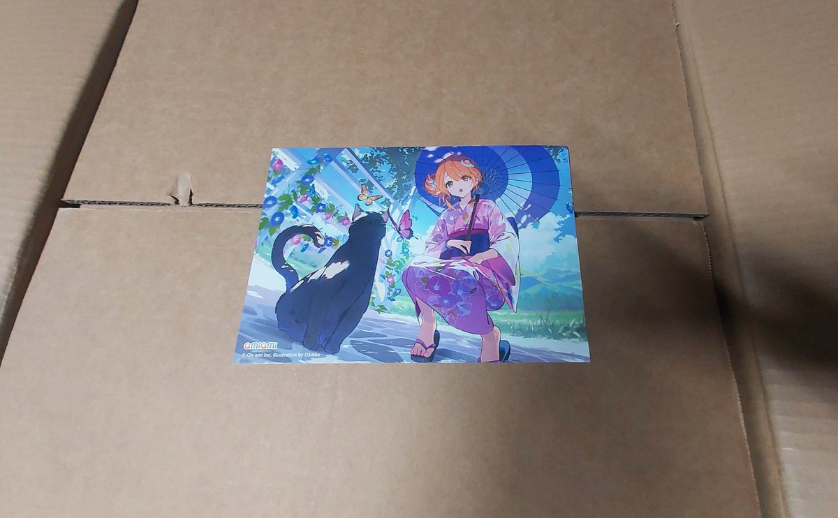 1. 데카후모 박스에 대문짝만하게 적힌 아미아미 글자가 사라졌습니다. 😭

2. 겉박스와 속박스 사이에 예쁜 아미코 일러 한장이 들어있습니다. 
칼을 사용해서 개봉할때 극도로 주의 해야겠죠? 
(*아미코 : 아미아미의 대표 캐릭터) 

1. AMIAMI letters written in the Dekafuko box are missing. 😭