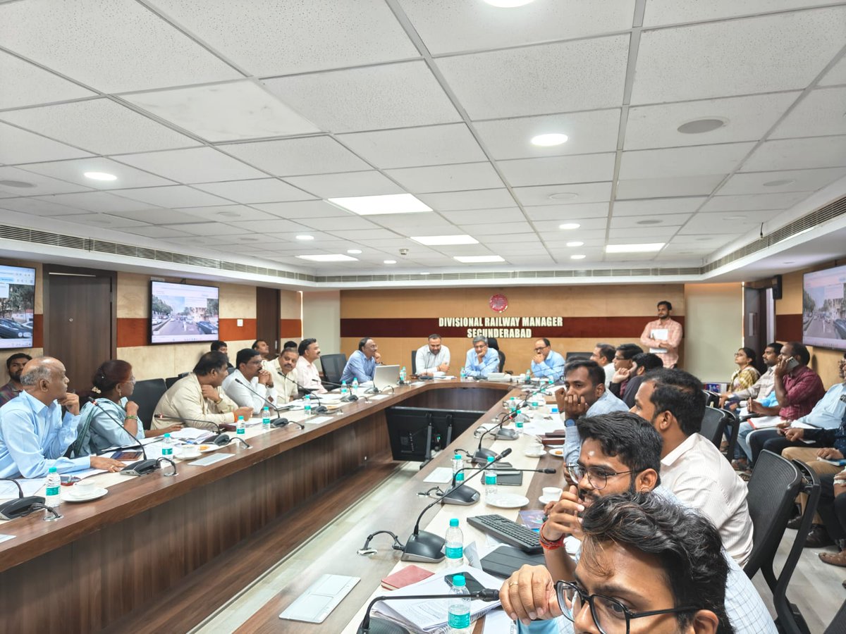 🤝 Joint Coordination Meeting @ Sanchalan Bhavan!! 

Commissioner GHMC and DRM Railways, along with senior officials, held a joint coordination meeting to improve inter-departmental collaboration.

The key focus was on the  Construction of Rail Over Bridges (RoBs) and Road Under