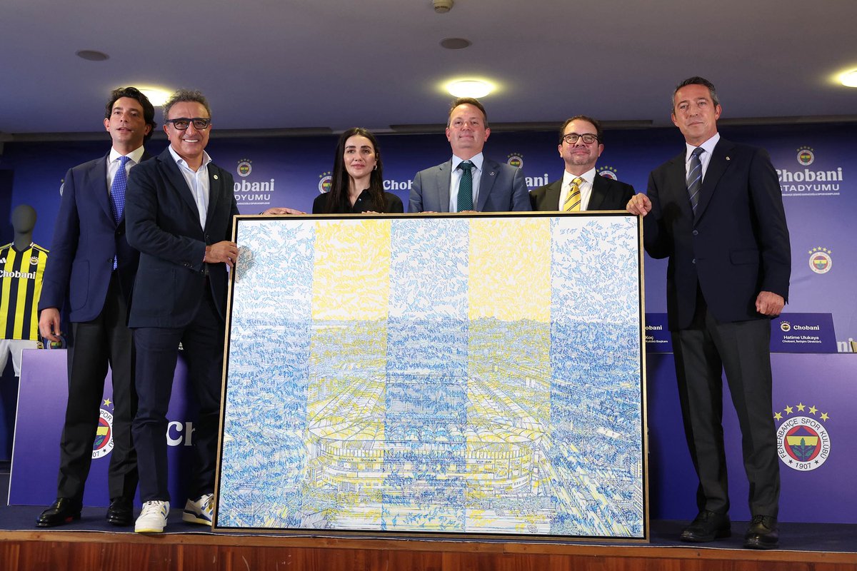 Fenerbahce's tweet photo. Kulübümüzün uluslararası vizyonunu güçlendirmesi açısından tarihi bir önem taşıyan bu iş birliği kapsamında 2025-2026 sezonundan itibaren stadımızın yeni ismi ‘Chobani Stadyumu Fenerbahçe Şükrü Saracoğlu Spor Kompleksi’ olurken; sponsorluk, Fenerbahçe’nin uzun soluklu ve yüksek bütçeli iş birliklerinden biri olarak tarihe geçti.
 
Anlaşma, stadyum isim hakkı için 5+5 yıl; forma göğüs sponsorluğu için ise 2+3 sezon şeklinde yapılandırıldı.

🔗 https://t.co/uc8Xx5JUme