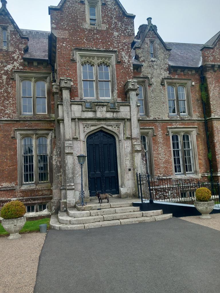 We went to Wells House this morning for a lovely walk. Once again the door was closed to me! 😂😂