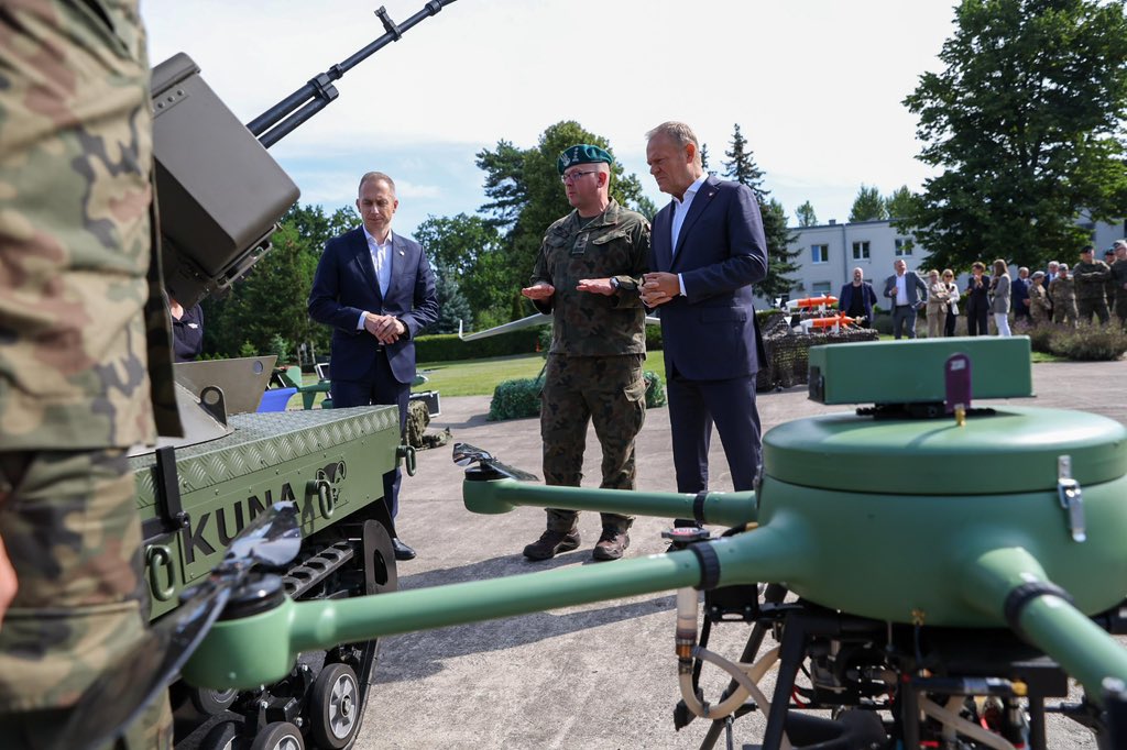 Cezary Tomczyk (@ctomczyk) on Twitter photo Dzisiaj wraz z premierem <a href="/donaldtusk/">Donald Tusk</a> odwiedziliśmy Instytut Techniczny Wojsk Lotniczych - kluczowy ośrodek, który rozwija technologie dronowe!
Zaprezentowaliśmy najnowsze krajowe rozwiązania – w tym zaawansowane systemy bezzałogowe, powietrzne i lądowe, które już trafiają i będą Dzisiaj wraz z premierem <a href="/donaldtusk/">Donald Tusk</a> odwiedziliśmy Instytut Techniczny Wojsk Lotniczych - kluczowy ośrodek, który rozwija technologie dronowe!
Zaprezentowaliśmy najnowsze krajowe rozwiązania – w tym zaawansowane systemy bezzałogowe, powietrzne i lądowe, które już trafiają i będą