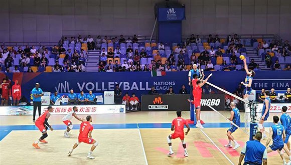 🏐 Italia derrotó a Cuba en Liga de Naciones de Voleibol

La selección masculina de voleibol de Cuba cedió este miércoles ante Italia y perdió la posibilidad de avanzar a la semifinal de la Liga de Naciones de Voleibol Masculino 2025, con sede en la ciudad china de Ningbo.