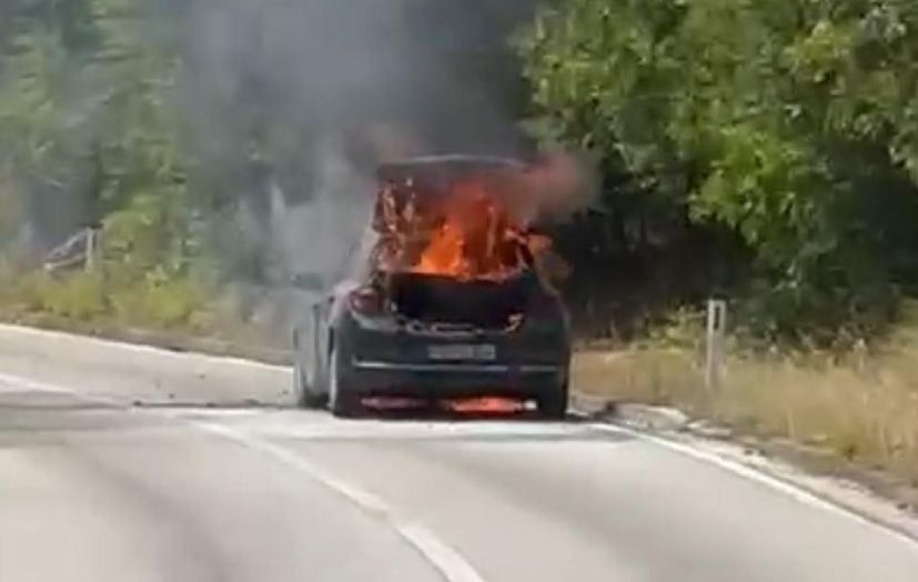 VIDEO Izgorio automobil na cesti Široki Brijeg – Mostar - hercegovina.info/vijesti/crna-k…
#požar #ŠirokiBrijeg #vatrogasci