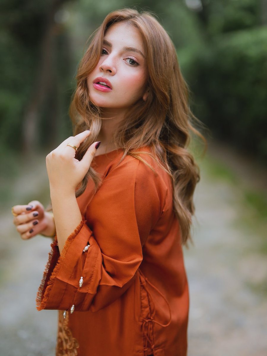 _secret19__'s tweet photo. She’s an autumn fairy wrapped in pixie dust straight outta a fairytale.🍁✨
#dananeermobeen https://t.co/4LBbgySZmj