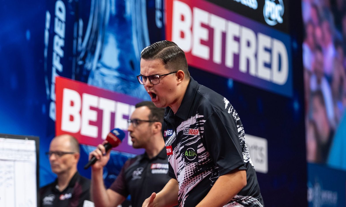 NINE-DARTER FOR VAN VEEN! 🎯

Gian van Veen strikes perfection in Hildesheim, producing the magical nine-dart leg in his third round tie against Ryan Meikle!

#PC23