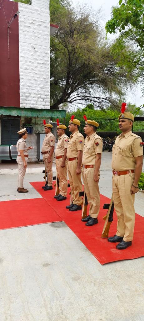 Didwanapolice's tweet photo. 🔹गार्ड ऑफ ऑनर से स्वागत।
🔹रजिस्टर, रिकॉर्ड रूम, कोत व अन्य व्यवस्थाओं की गहन समीक्षा।
🔹स्टाफ को स्पष्ट व प्रभावी निर्देश।
🔹थाने में पुलिस कर्मियों के साथ सामूहिक भोजन।
🔹निरीक्षण में ASP/CO डीडवाना भी रहे मौजूद। https://t.co/cjGpFwJjIR