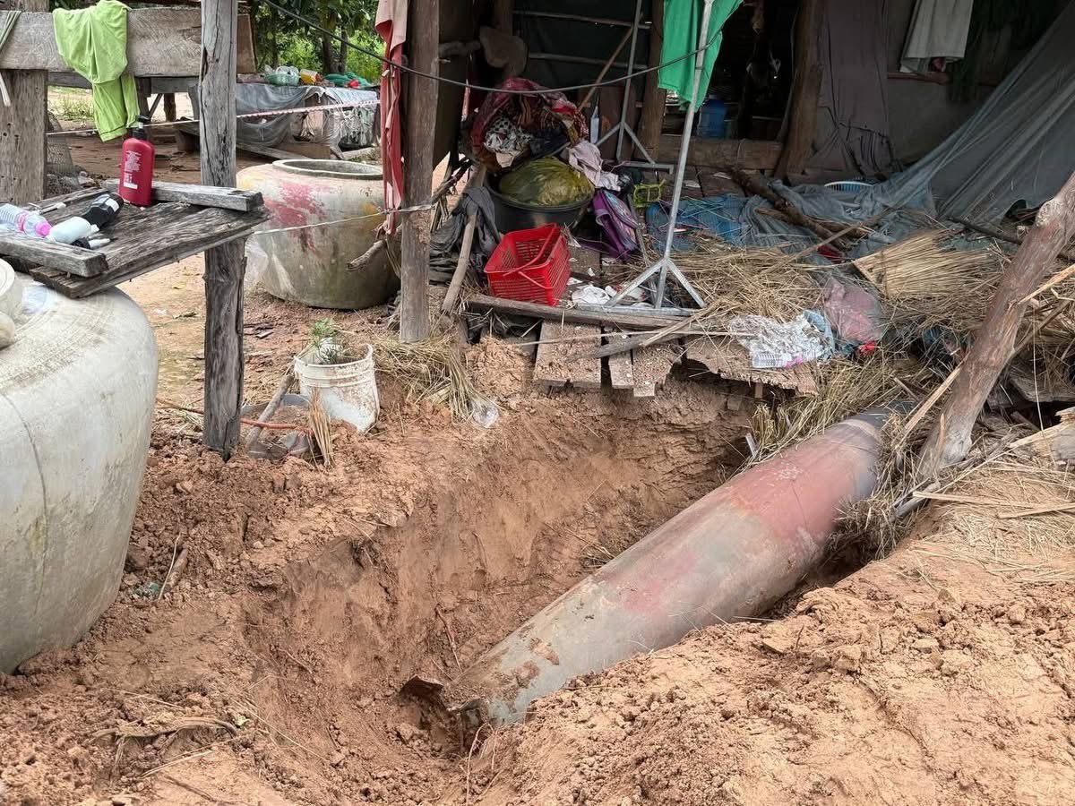 tofuzzzzzzz's tweet photo. This bomb as the remnants of war identified as an aerial bomb MK-84 dropped Thai Air Force, MK-84 with total weights around 1.000kg and 3.5 meters long​ and this bomb is one of biggest in MK family bombs.

THAILAND VERY CRULE TO CAMBODIA‼️
#ExposeThailandLies 
#CambodiaNeedPeace https://t.co/H1NcdQXfhE