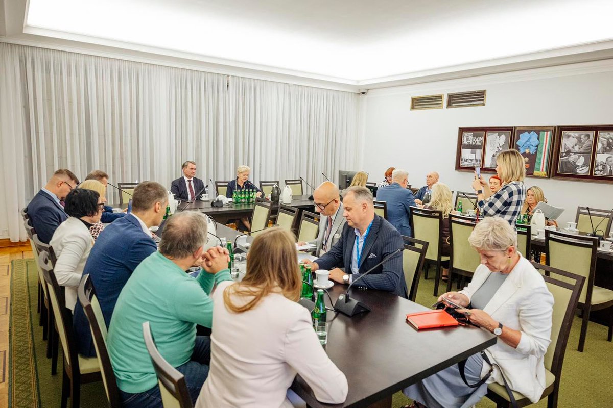 Drugie posiedzenie Zespołu ds. Adherencji w <a href="/PolskiSenat/">Senat RP  🇵🇱</a> za nami. Jesteśmy gotowi wspierać pacjentów w przestrzeganiu terapii. 🗣️ <a href="/MarekTomkow/">Marek Tomków</a>  "Jesteśmy gotowi aktywnie pomagać pacjentom już dziś" 👉  bit.ly/4l4VDQU