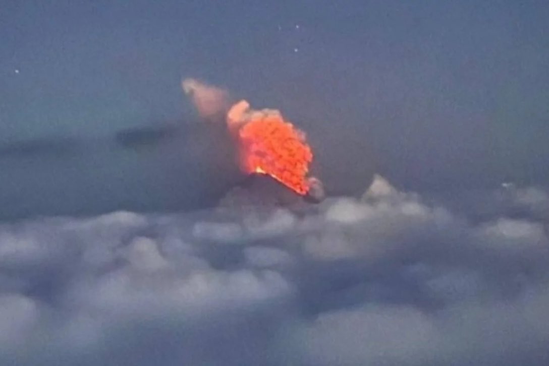 🌋 le volcan Klioutchevskoï est entré en éruption dans le Kamchatka, à la suite du séisme. Info donnée par les agences russes; avec ces 1eres images de l’académie des sciences russes. Les infos ce soir à 20h sur <a href="/TF1Info/">TF1Info</a> et toute la journée sur <a href="/LCI/">LCI</a>