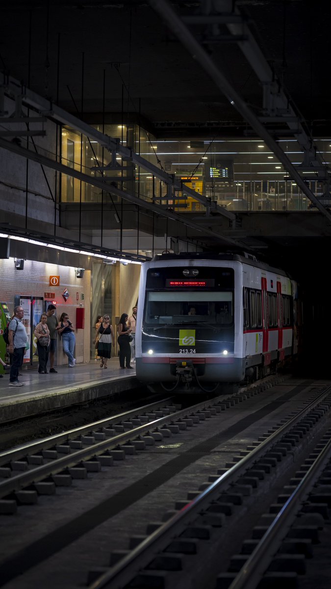 La unitat 213.24 dels FGC entra a la via 1 d’Ildefons Cerdà. (28 de juliol de 2025)