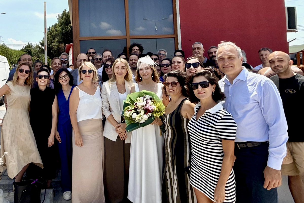 Hiçbir şey, seven bir yürekten daha güçlü olamaz.

Dün Maya bebek dünyamızı güzelleştirmişti bugün de Silivri Cezaevi'nde kıyılan nikah ile güzel bir anın haberini aldık. Çalışma arkadaşım Sevgili Gürkan Akgün ile Sinem Keleş hayatlarını birleştirdiler. Gürkan'nın bir an önce