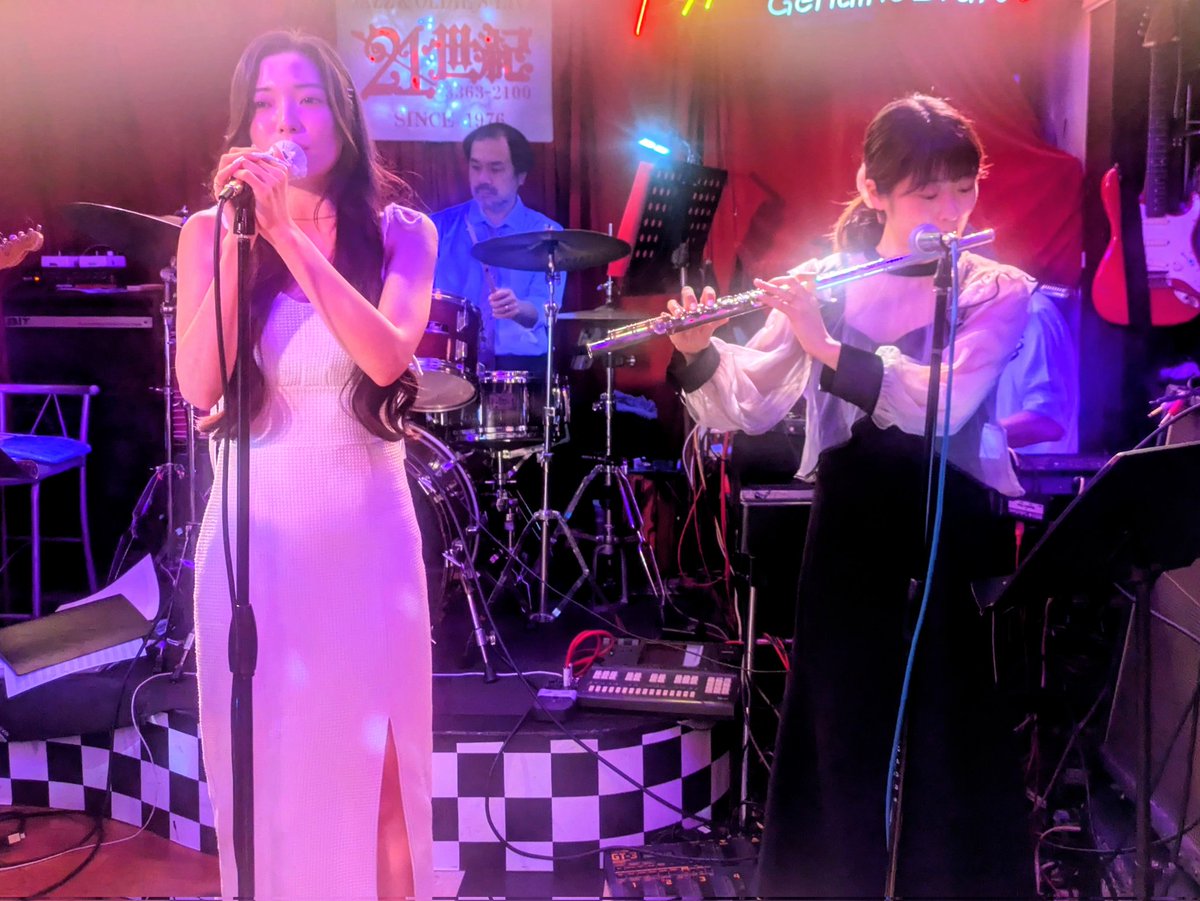 物凄い貫禄のこの方の歌の迫力は魂に響いてくる。
アーシーでファンキーなあのTHE BANDに引けを取らない21世紀BANDも最高だぜ。