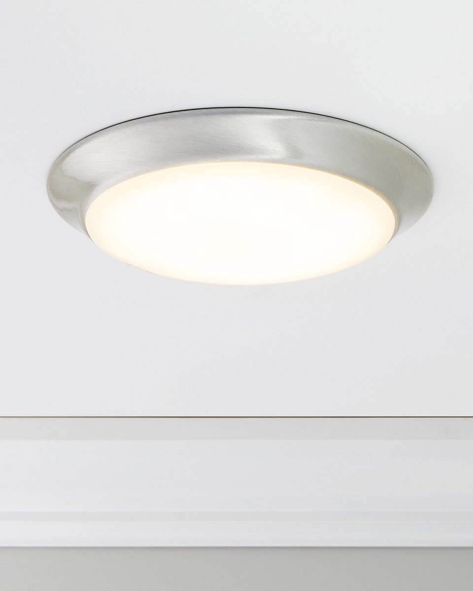 Dimmable LED ceiling light in satin nickel. 900 lumens, 11.5W, warm white glow. Ideal for closets, hallways, and bathrooms.
maxximastyle.com/7-in-satin-nic…