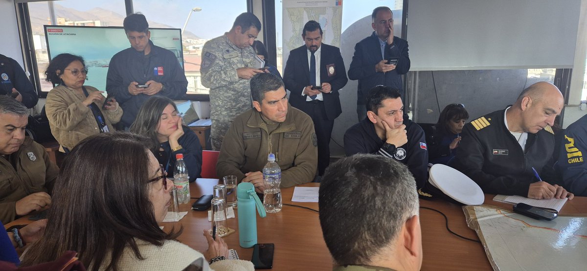 #AHORA 🔴 Autoridades se encuentran en COGRID Regional para coordinar evacuación preventiva por amenaza de #Tsunami
🚨 Nuestro Jefe de Zona llama a los vecinos a respetar las instrucciones de las autoridades y a mantener la calma durante la emergencia.
#OrdenYPatria