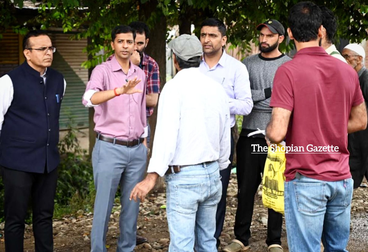 shopiangazette's tweet photo. DC Shopian Shishir Gupta @shishrgupta inspects #Macadamisation work on #Shopian_Aglar_Road
22.5 Km road is being developed through Renewal coat in patches under Incentive Fund of PMGSY @SZainapora @DistrictShopian @CM_JnK
@OfficeOfLGJandK
#theshopiangazette #Shopian https://t.co/VOse7MyiOT