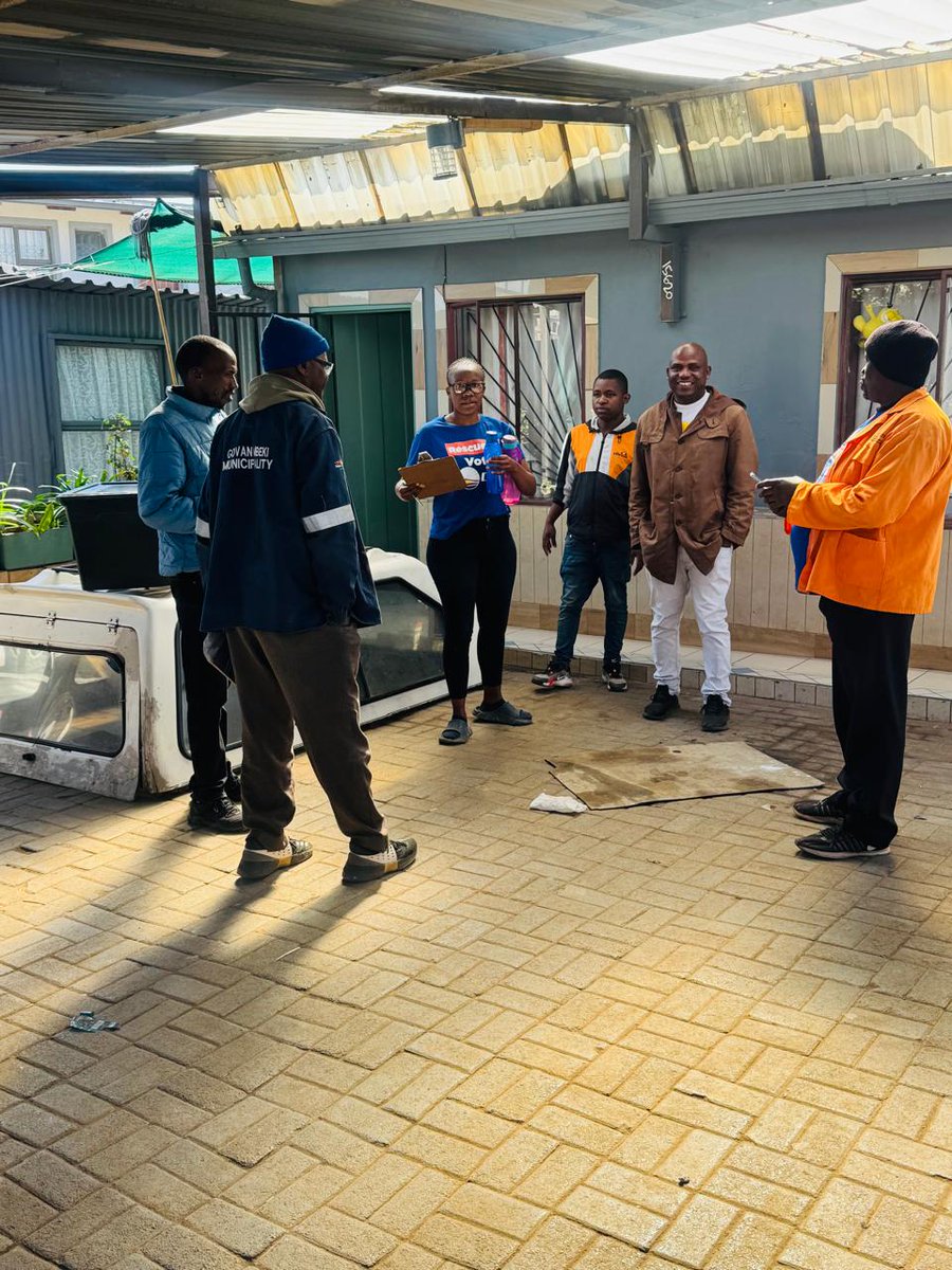 📷 The residents in Ward 77, Midrand, are tired of blackouts. Members of the community are taking a stand against the lack of transformers by signing the DA’s petition calling for the City of Johannesburg to repair or replace broken transformers.