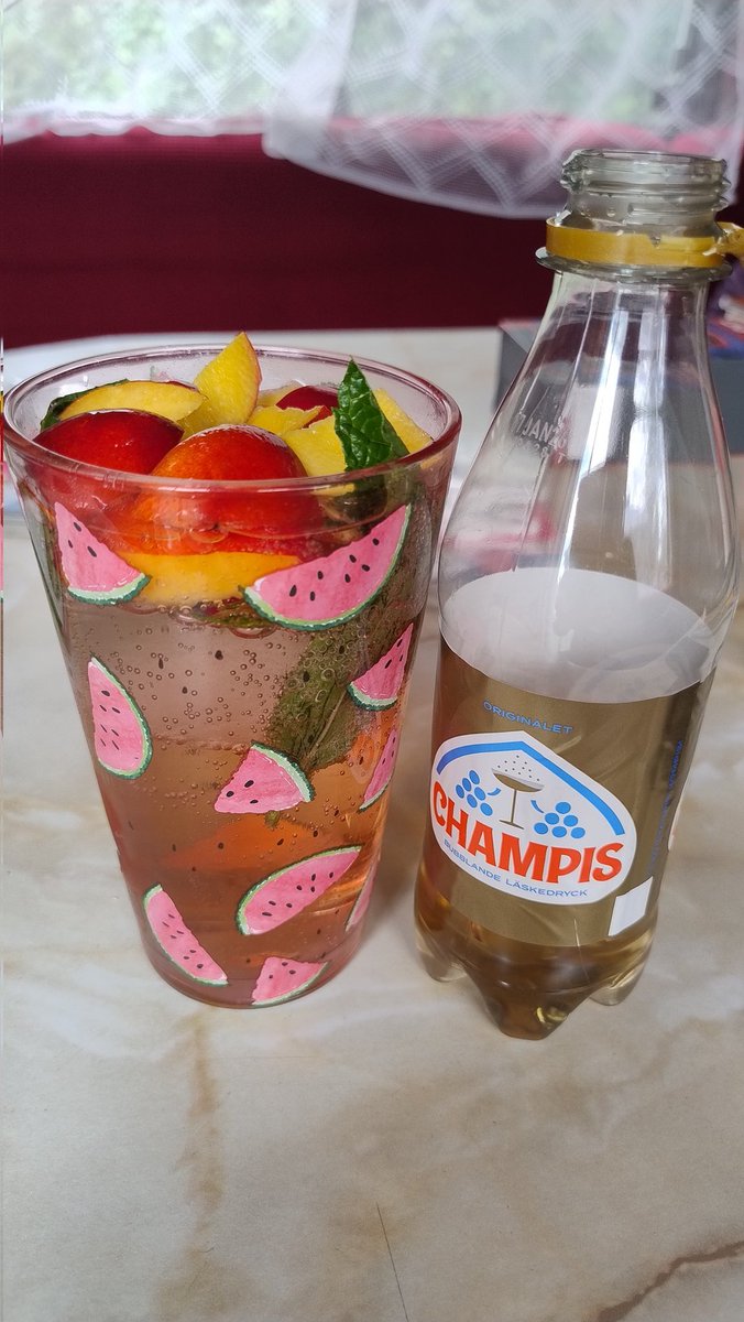 Pallade bara Stockholm och vår varma lägenhet i en och en halv dag, så det blev ut till sommarstugan igen. Bad, vila, sällskap och bålgrogg. Mynta från örtordlingen.