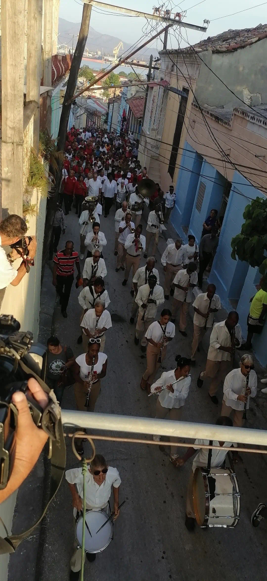 Desde el alba, comenzó el homenaje con ofrendas florales en Callejón del Muro y San Germán, recordando a los caídos. En la Placita de los Mártires, se entregaron carnés de militantes del Partido a un grupo selecto, honrando el legado de la Revolución. #SantiagodeCuba #FrankVive