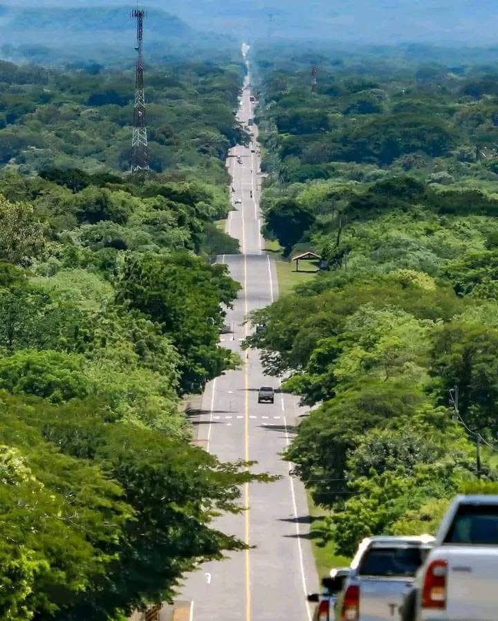 Nicaragua tiene las mejores carreteras de Centro América para gente experta y transportistas que recorren el itsmo, yo diría que son bonitas, porque en invierno todo es verde y ahora hay carreteras donde antes no habian.
#4619SiempreMasAlla 
#PLOMO19