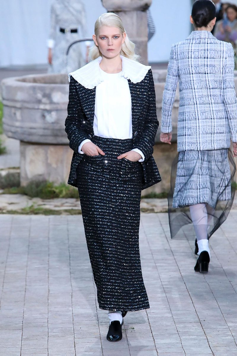 LinLu1963's tweet photo. Liu Shishi in Chanel S/S 2020 Haute Couture 

（2021.08.22 上海 感知香奈儿香水展)
#LiuShishi 
#刘诗诗 https://t.co/JIWOnHFaK6