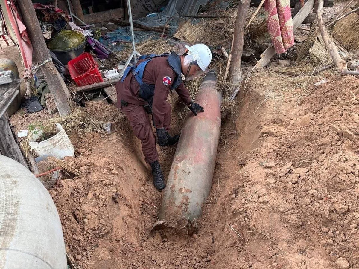 TTNEnglish's tweet image. Shown in this picture by the Cambodian Mine Action Center (CMAC) is a Thai MK-84 bomb that was dropped during the border clashes. 

It weighs nearly one ton, measures around 3.5 meters, and contains more than 500 kg of explosive. 

Heng Ratana, director-general of CMAC, said on