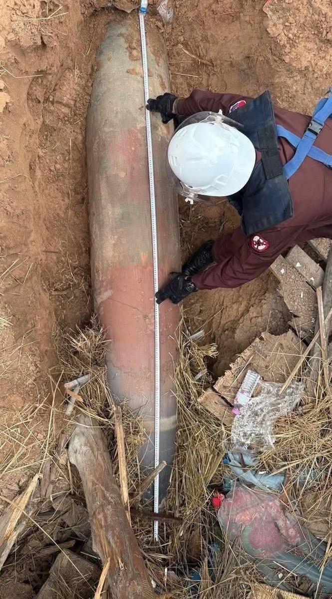 TTNEnglish's tweet image. Shown in this picture by the Cambodian Mine Action Center (CMAC) is a Thai MK-84 bomb that was dropped during the border clashes. 

It weighs nearly one ton, measures around 3.5 meters, and contains more than 500 kg of explosive. 

Heng Ratana, director-general of CMAC, said on