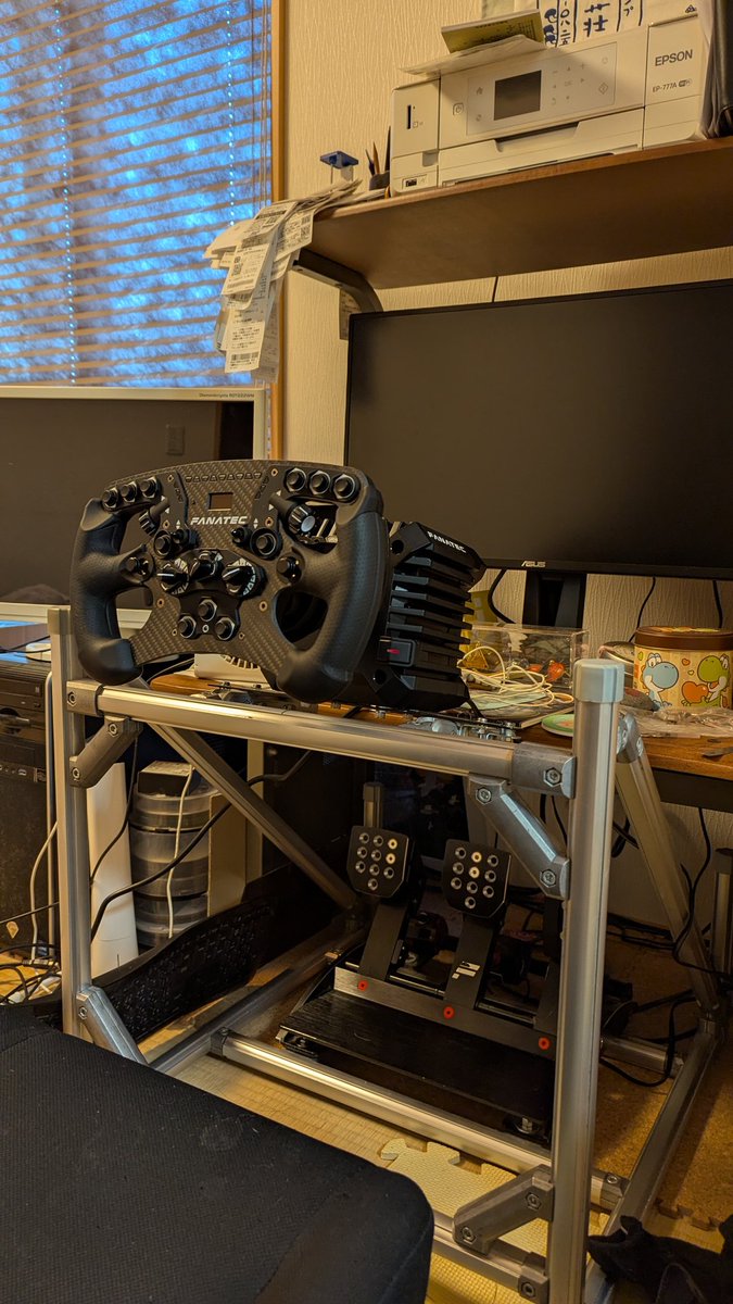 sonic_fight's tweet photo. なんとかDD設置して何レースかできた

モーターの設置はホムセンで買ってきた汎用のマウントを使ったのでまだ仮状態

とりあえずプレイに大きな支障ないけど結構プルプル動く https://t.co/b4VDbxIRTL