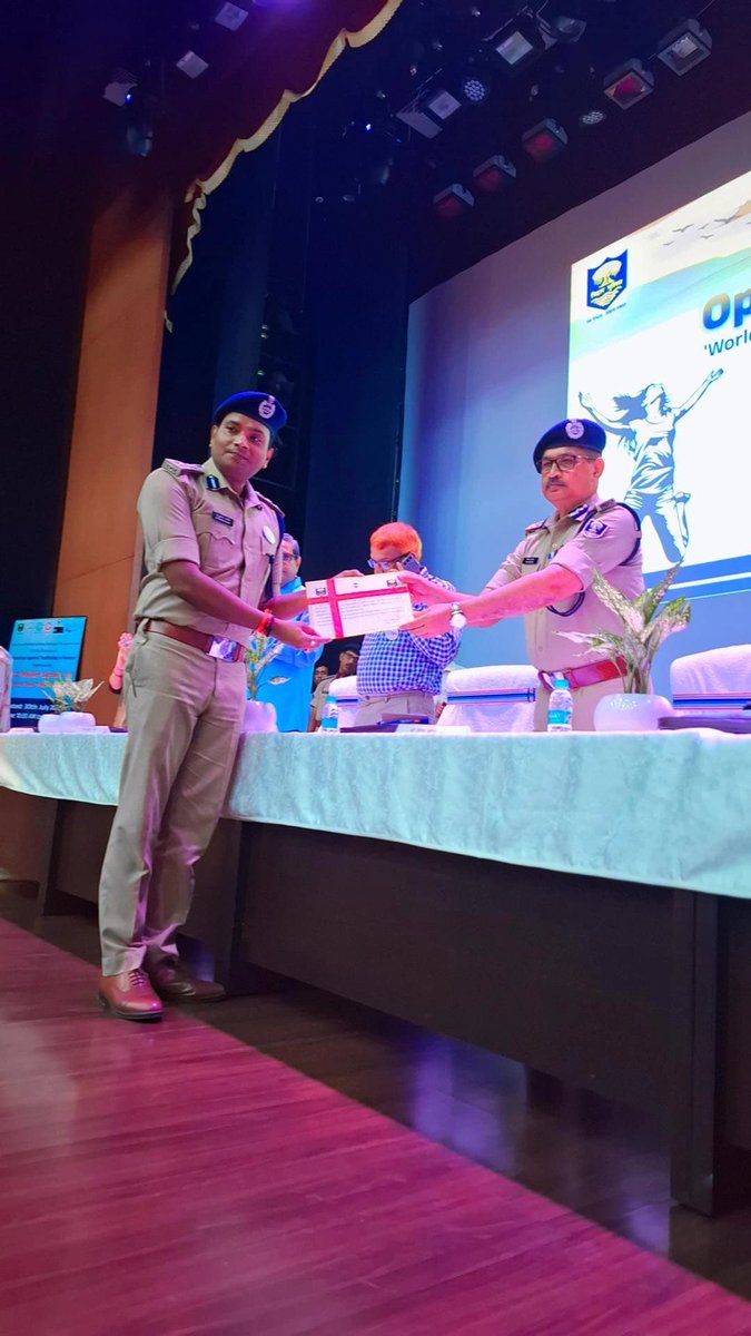 आज विश्व मानव व्यापार निरोध दिवस ३० जुलाई के अवसर पर सारण पुलिस टीम को पिछले एक साल में बेहतरीन कार्य के लिए डीजीपी बिहार सर द्वारा किया गया पुरस्कृत, उल्लेखनीय है कि पिछले एक साल से सारण पुलिस ने विभिन्न संगठनों के सहयोग से कुल 191 नाबालिग बच्चियों को बरामद कर 69 तस्करों को किया