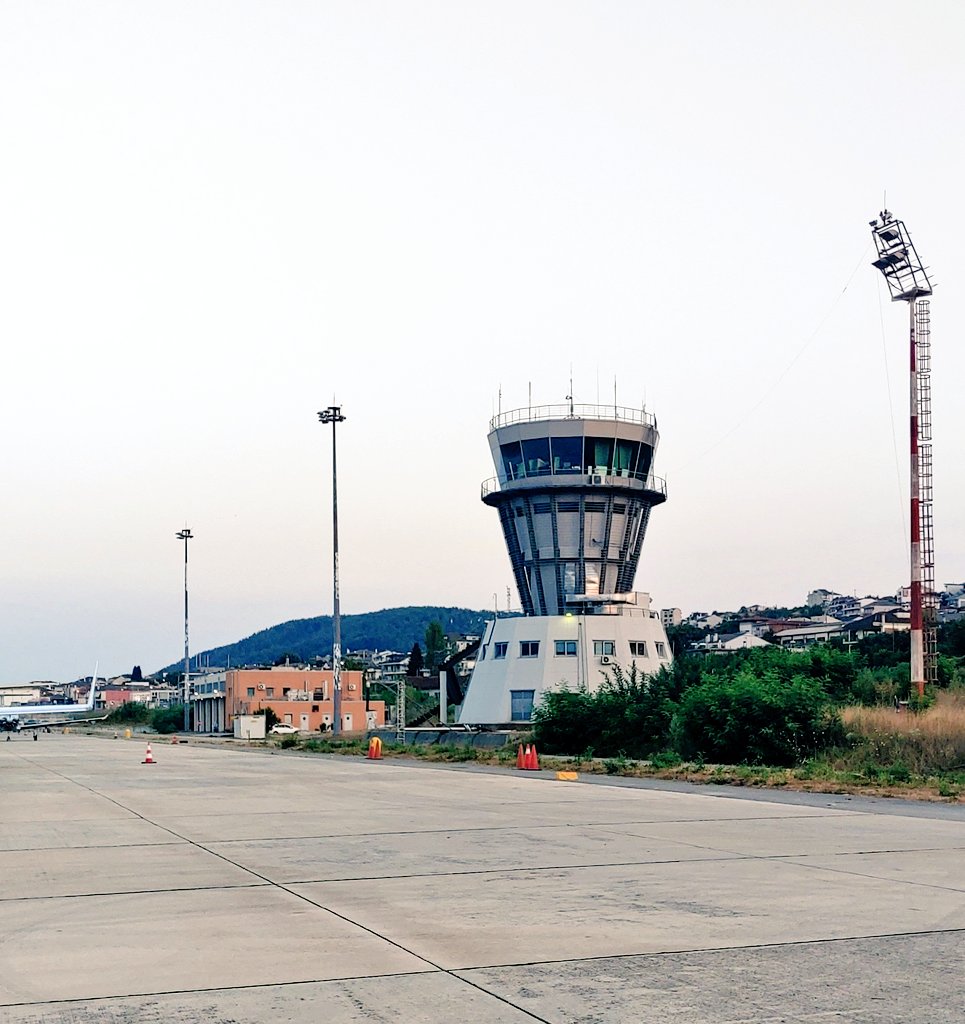 Torre de Control 🎧🎙️ del Aeropuerto de #Ioannina en #Grecia 🇬🇷. Un aeropuerto peculiar. El pushback del avión lo hemos hecho a mano los 2 pilotos y las 2 personas de handling 😅😅 Siempre hay una primera vez 👨‍✈️😎 Julio / 2025 #Greece #IoanninaAirport #IoanninaCity 🇬🇷✈️👨‍✈️