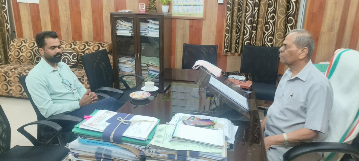 ManjeetIMOPS's tweet image. आज शाम #8वें_पे_कमीशन के मुद्दे पर #JCM स्टाफ साइड के चीफ लीडर डॉ एम राघवैया जी के साथ टर्म्स ऑफ रेफरेंसेज पर बातचीत की। वेतन आयोग काफी लेट हो रहा है, इस पर JCM की चिंता दिखाई पड़ी। फिलहाल पे लेवल 1 का मिनिमम वेतन ₹50,000 से अधिक रहे, इस पर सबसे ज्यादा फोकस है। बुजुर्गों की…