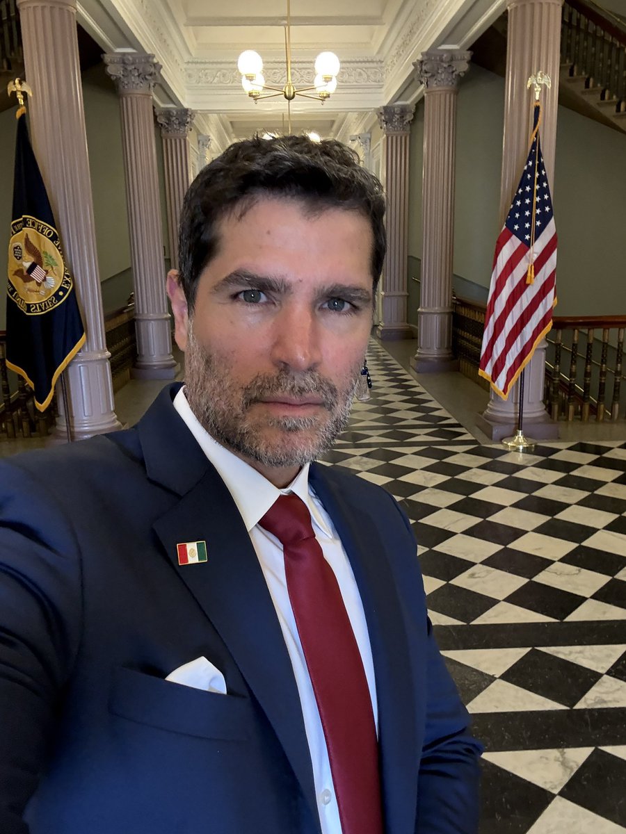 Y este hijo de vecina de donde salio? Otro #TraidordelaPatria quiere sus cinco minutos de fama con su nuevo partido Republicano al servicio del imperialismo Yanqui!!! El #PRIAN se disuelve y quieren darle otro enfoque y ni así van a poder con <a href="/PartidoMorenaMx/">Morena</a>