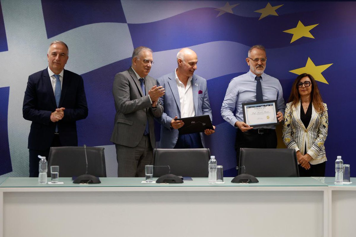 theodorikakosp's tweet image. Άπειρα συγχαρητήρια αξίζουν στους επιστήμονες του Εθνικού Αστεροσκοπείου Αθηνών, που σε συνεργασία με τον Ευρωπαϊκό Οργανισμό Διαστήματος κατάφεραν να συνδεθούν, μέσω ακτίνας λέιζερ, με διαστημικό σκάφος της NASA που ταξιδεύει στον Άρη.
Το Σύμπαν παραμένει σε μεγάλο βαθμό…