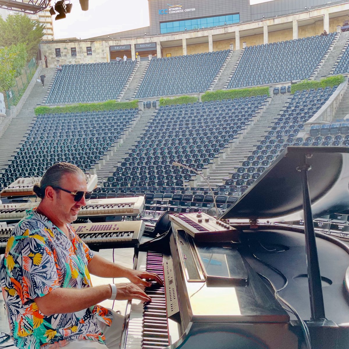 Bundan sonra, çiçek böcek‼️ 🌼🐝
Dün #Harbiyeaçıkhava konser öncesi.
#soundcheck