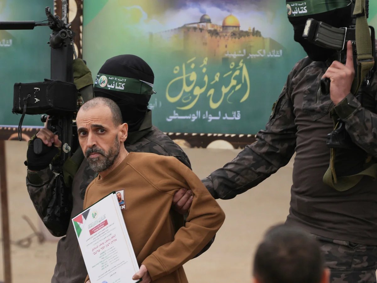 "Los terroristas de Hamás comían muchas veces al día con la ayuda de la ONU que teníamos delante. 
Y nunca recibíamos nada. 
Cuando hablen de ayuda humanitaria, recuerden esto: Hamás come como reyes, mientras los rehenes mueren de hambre. 
Hamás roba a los civiles, Hamás impide