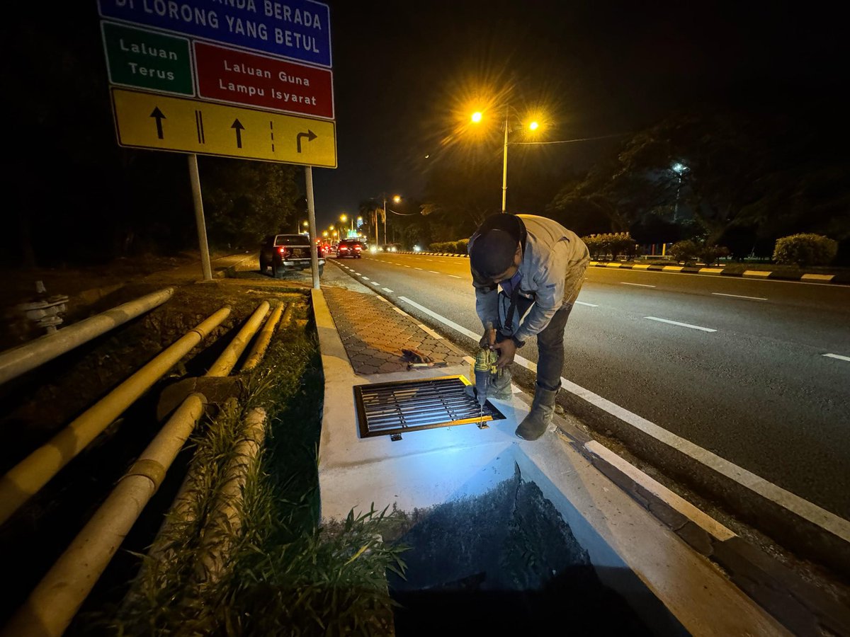 JKR_KT's tweet photo. Kerja pembaikan segera penutup laluan pejalan kaki di atas sump saliran, FT03 Jalan Sultan Mohamad (Bukit Besar) telah disiapkan dalam tempoh 24 jam oleh @JKR_KT susulan aduan melalui FB Kuala Terengganu Residen
#iamJKR
@IPJKR_Official
@JKRTerengganu
@HasliJKR
@asharimuda https://t.co/zPDfvTBHO1