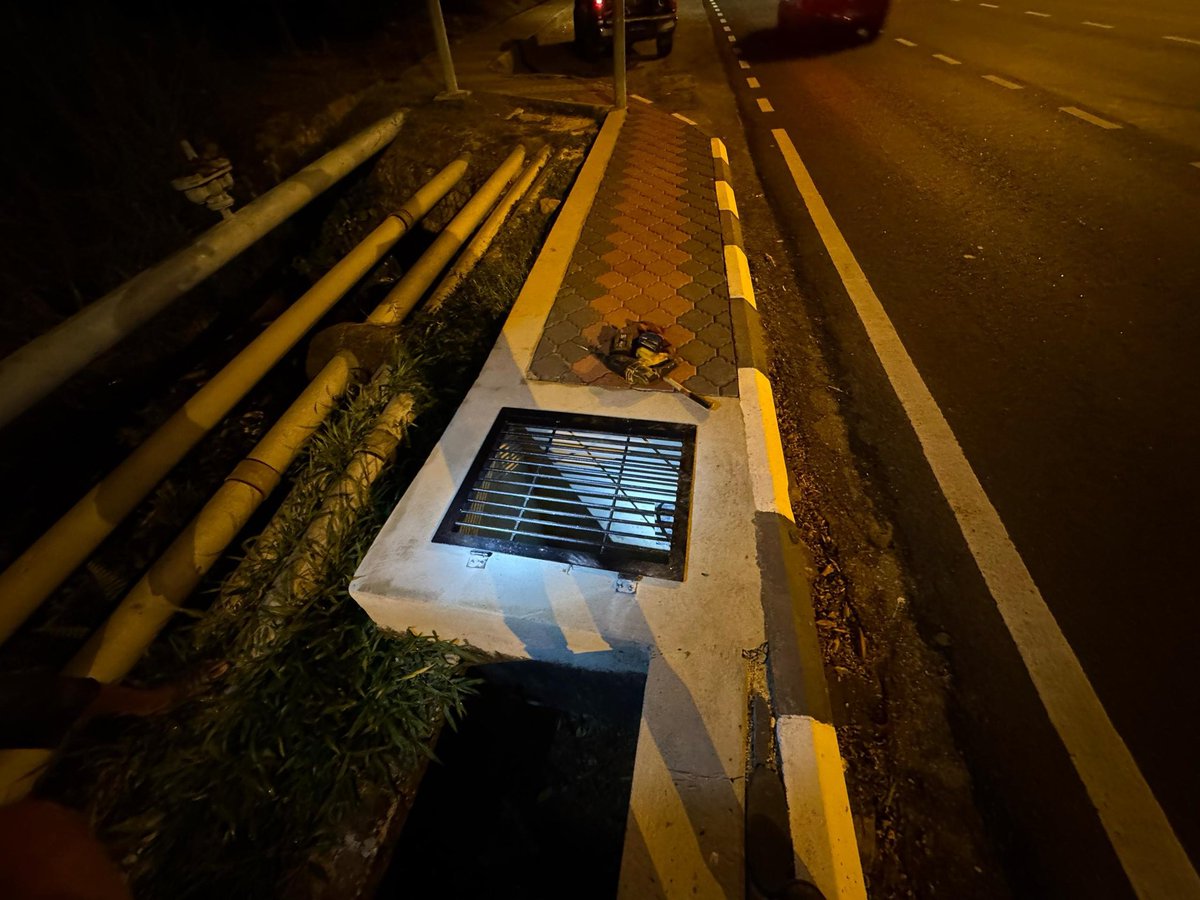 Kerja pembaikan segera penutup laluan pejalan kaki di atas sump saliran, FT03 Jalan Sultan Mohamad (Bukit Besar) telah disiapkan dalam tempoh 24 jam oleh <a href="/JKR_KT/">JKR Kuala Terengganu</a> susulan aduan melalui FB Kuala Terengganu Residen
#iamJKR
<a href="/IPJKR_Official/">JKR Malaysia Rasmi</a>
<a href="/JKRTerengganu/">JKR Terengganu</a>
<a href="/HasliJKR/">Hasli Ibrahim (Ir. Dr.)</a>
<a href="/asharimuda/">ashari</a>