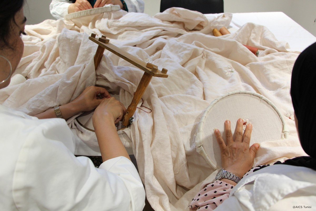 AICS Tunis (@aics_tunis) on Twitter photo 🧵 En cette Journée mondiale de la broderie, découvrez #TilliTanit, un atelier de Mahdia accompagné par le projet #SUMUD, financé par la Coopération Italienne et réalisé par <a href="/OxfamItalia/">Oxfam Italia</a> <a href="/FondazioneAVSI/">Fondazione AVSI</a> <a href="/regionetoscana/">Regione Toscana</a> #Shanti et #APAD
👉🔗tunisi.aics.gov.it/fr/news/2025/1…
<a href="/aics_it/">AICS Cooperazione_it</a> 🧵 En cette Journée mondiale de la broderie, découvrez #TilliTanit, un atelier de Mahdia accompagné par le projet #SUMUD, financé par la Coopération Italienne et réalisé par <a href="/OxfamItalia/">Oxfam Italia</a> <a href="/FondazioneAVSI/">Fondazione AVSI</a> <a href="/regionetoscana/">Regione Toscana</a> #Shanti et #APAD
👉🔗tunisi.aics.gov.it/fr/news/2025/1…
<a href="/aics_it/">AICS Cooperazione_it</a>