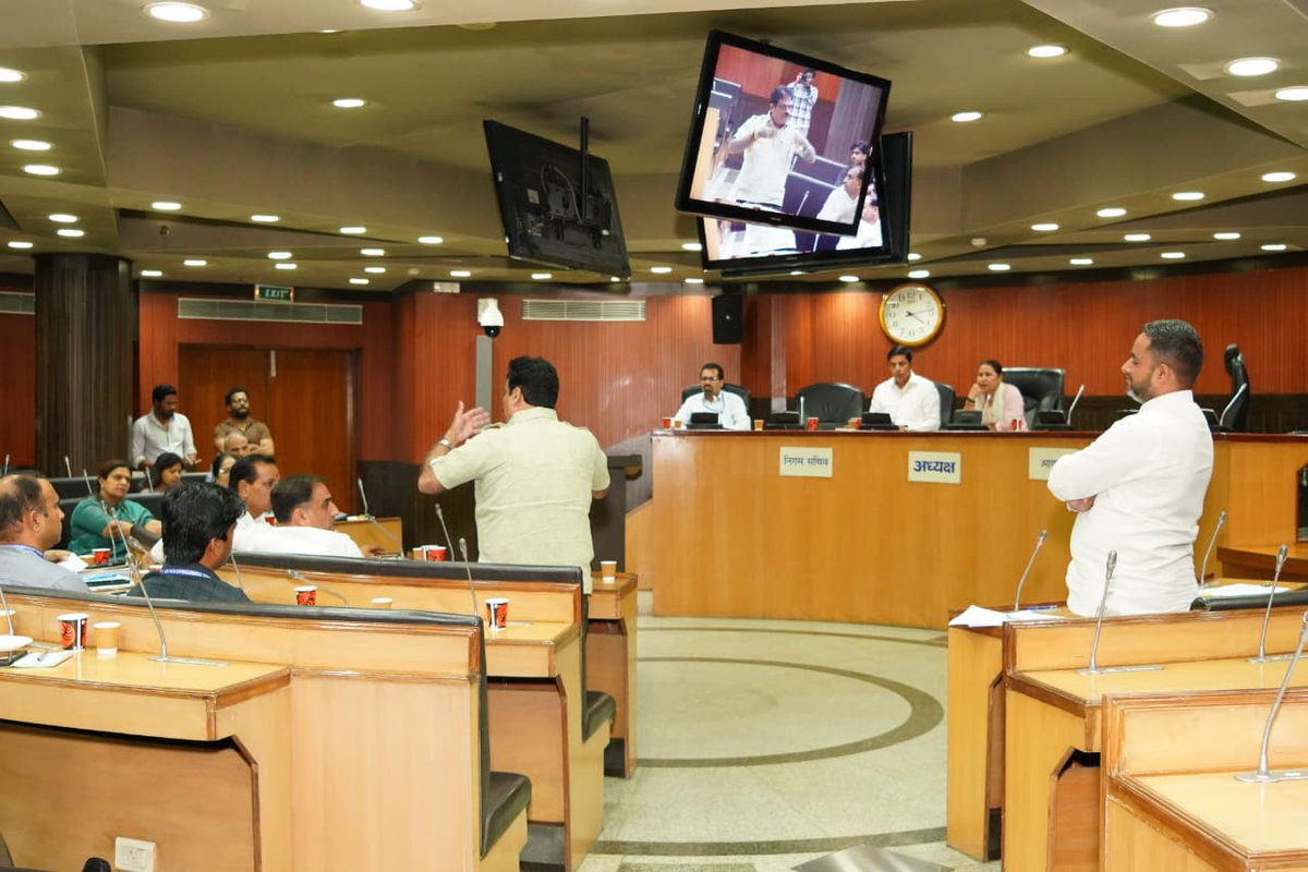 आवारा कुत्तों की समस्या पर समाधान के लिए <a href="/MCD_Delhi/">Municipal Corporation of Delhi</a> ने तेज़ किए कदम।
स्थायी समिति अध्यक्ष श्रीमती <a href="/satya_office/">Satya Sharma</a> जी की अध्यक्षता में उप-समिति की बैठक में नसबंदी अभियान को तेज़ करने और केंद्र व दिल्ली सरकार से सहयोग लेने पर सहमति बनी। 
निगम नागरिकों की सुरक्षा के लिए प्रतिबद्ध है।