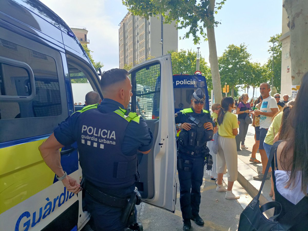 Molta policia a la concentració de <a href="/ebmenlluitabcn/">bressolbcnenlluita</a> davant <a href="/bcn_ajuntament/">Ajuntament de Barcelona</a> Gerència de Persones, Organització i Administració Electrònica. <a href="/CCOOpublica/">CCOOEducació Pública</a> <a href="/CGTEnsenyament/">CGT Ensenyament 🚩🏴</a> <a href="/CNTEnsenyament/">CNT Ensenyament</a> <a href="/FETE_UGT/">UGT Educació</a> <a href="/t_agita/">Agita't Gràcia</a> <a href="/A_RosaDeFoc/">Ateneu Rosa de Foc</a> <a href="/USTEC_Barcelona/">USTEC·STEs BARCELONA</a> <a href="/cgt_ceb_imeb/">CGT CEB-IMEB</a> <a href="/RosaSensat/">Associació de Mestres Rosa Sensat</a>