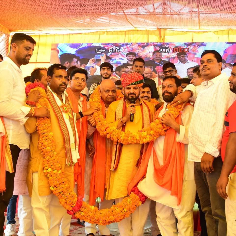 *छात्रोंत्थान ही राष्ट्रोत्थान की परिकल्पना से परिपूर्ण "प्रतिभा सम्मान समारोह 2025 के अंतर्गत*
आज ब्लॉक  हलधरमऊ के प्रतिभावान मेधावियों का सम्मान समारोह रघुराज शरण सिंह महाविद्यालय (नकहा बसंत) बालपुर ,गोंडा में आयोजित किया गया । जिसमें 17 विद्यालयों के 2800 मेधावियों को सम्मानित