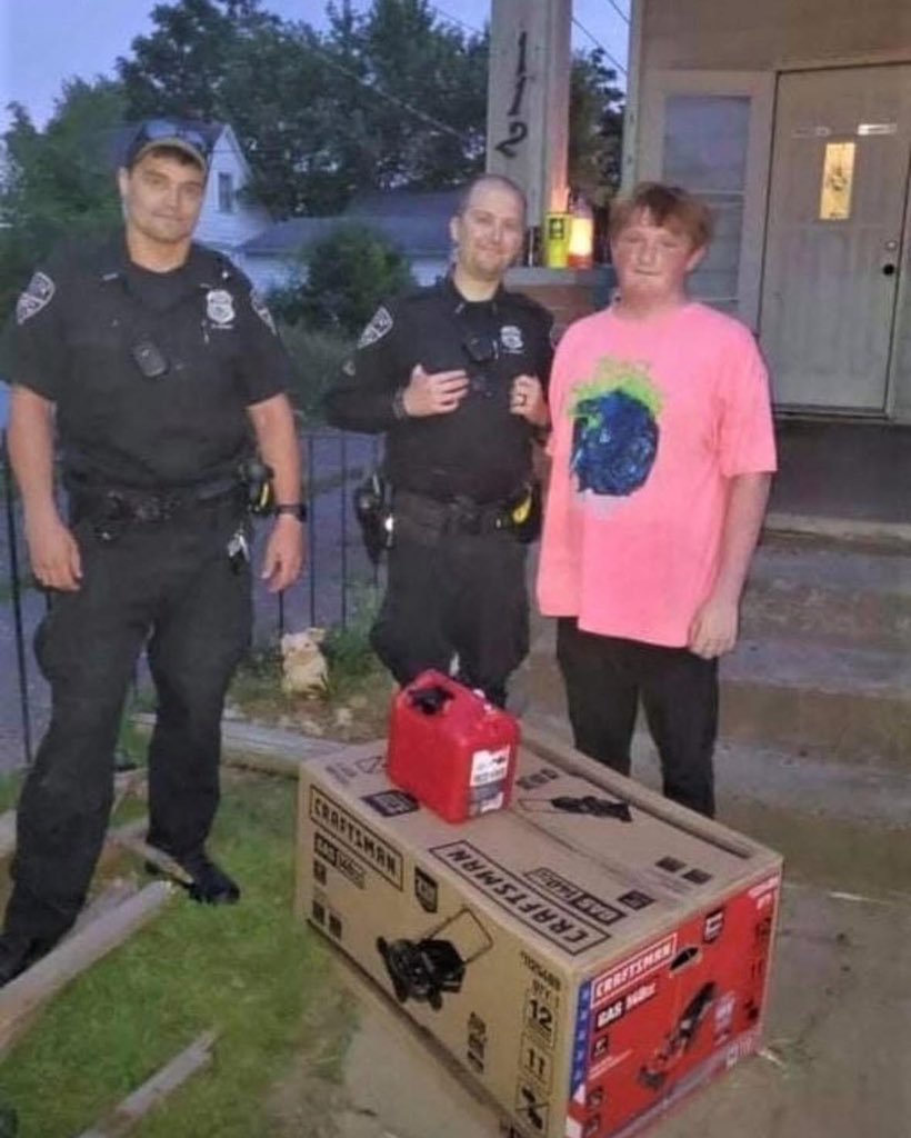 Thread 🧵 

1. When a 14-year-old boy’s lawn mower was stolen, officers thought it was just another routine call.

But then they learned the truth: the mower had been his birthday present — and he’d been using it to cut grass for elderly neighbors, completely free of charge.