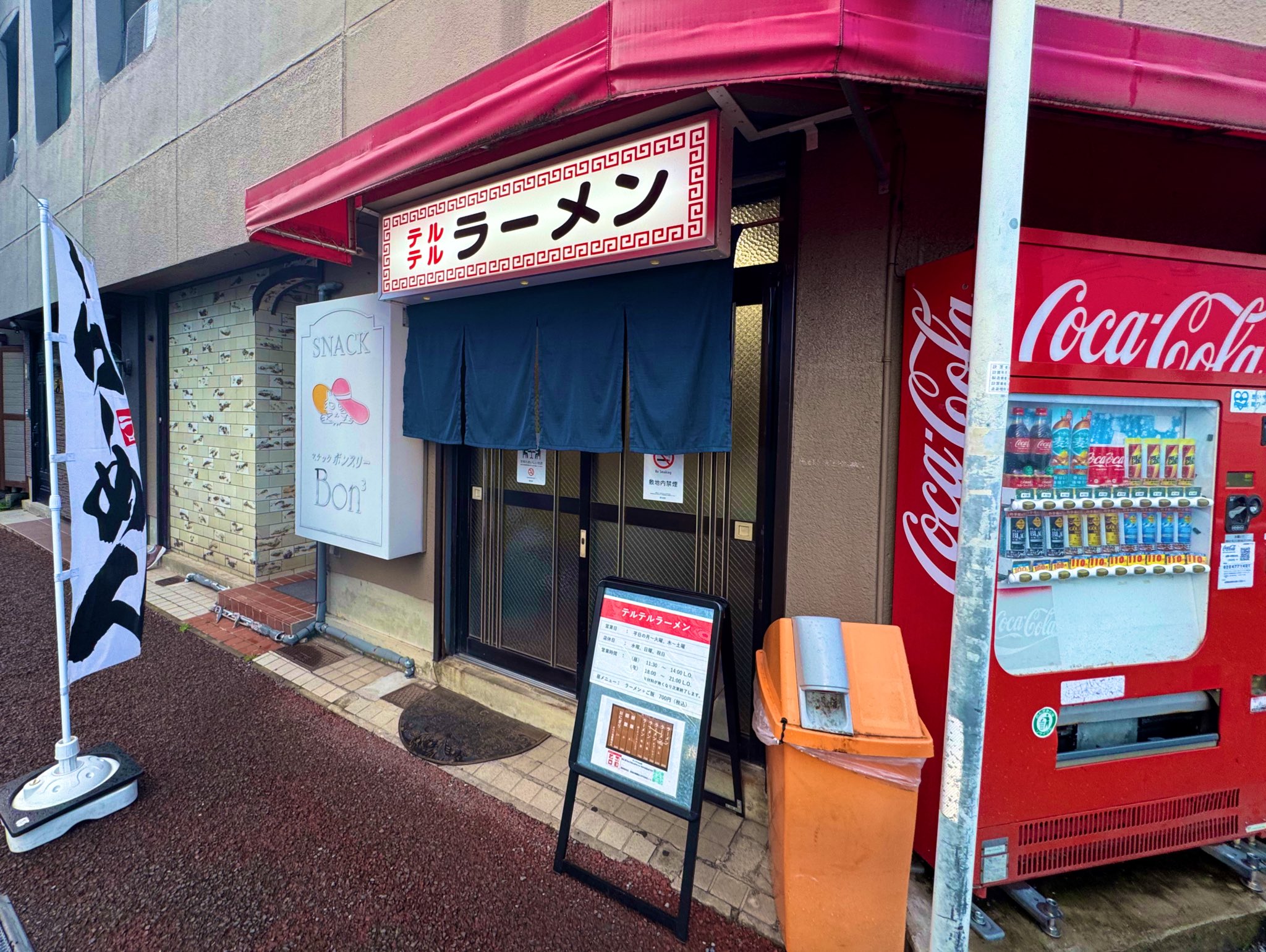 フードコート ちくわ☺︎様 干していたカーペットを取り込んで畳もうと思ったら占領されてい