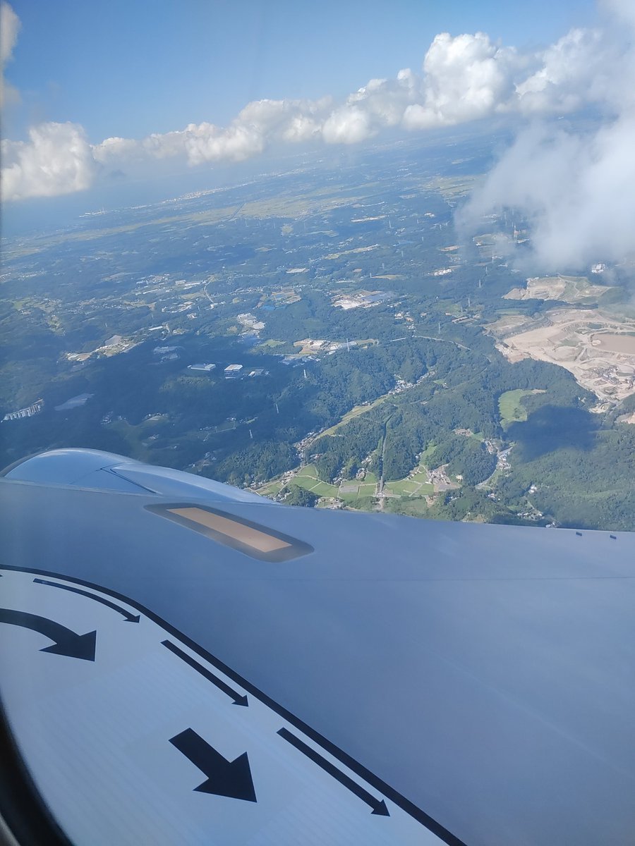 今日AirDoで羽田に戻って来る時、機長さんが”これより雲の中を降下しますので揺れます。乗務員も直ぐに着席してください”と放送。
ところが機体を振りながら僅かな雲の切れ間を選んで飛び込むアグレッシブなフライトでほとんど揺れずに着陸。機長さん凄い！