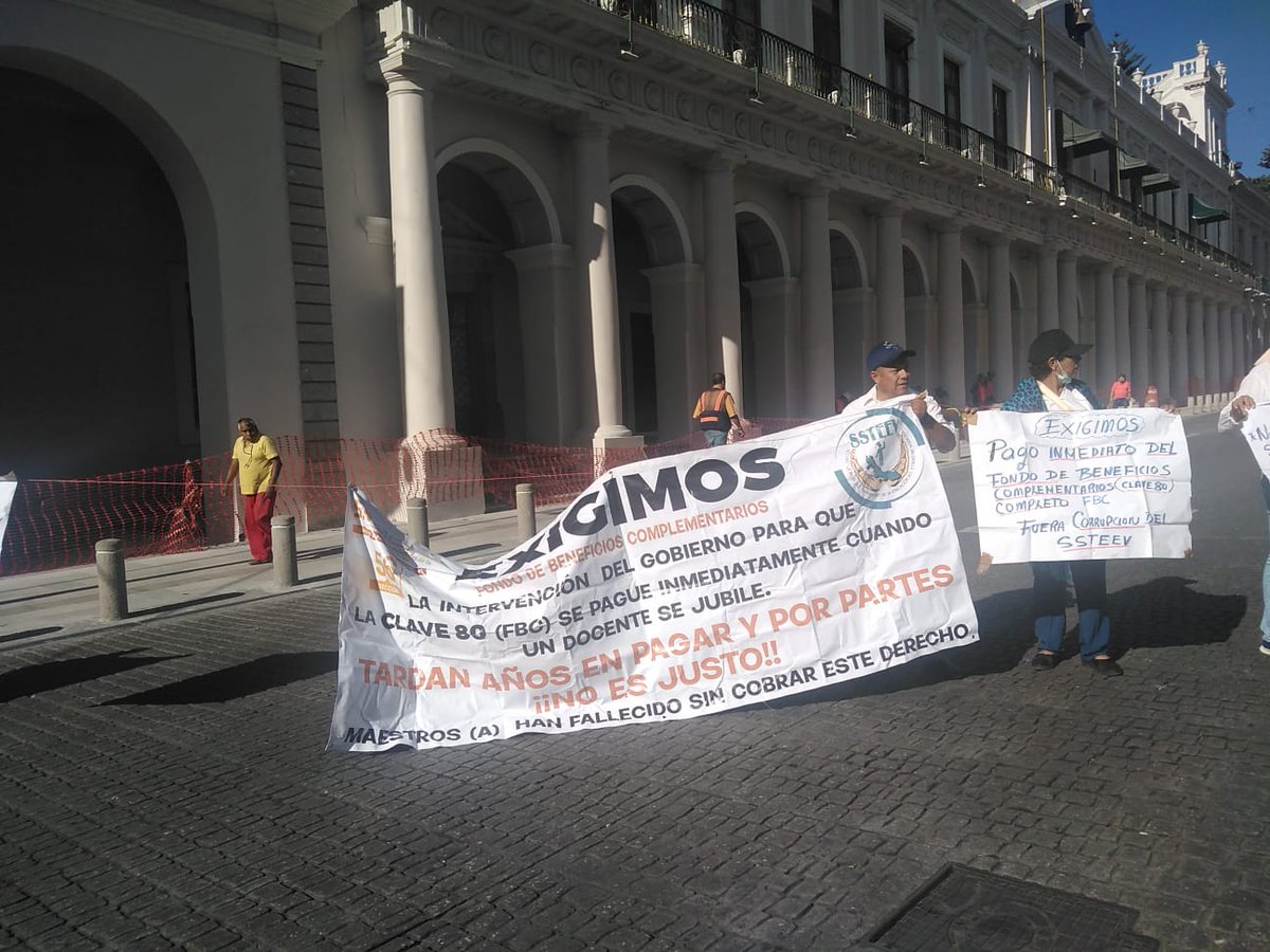 La Sección 56 del SNTE en #Xalapa bloquea la calle Enríquez para manifestarse. Exigen el pago del Fondo de Beneficios Complementarios el cual han tardado años en pagarles y cuando lo hacen es en "abonos chiquitos".
Este dinero lo entregaron los profesores a lo largo de sus años