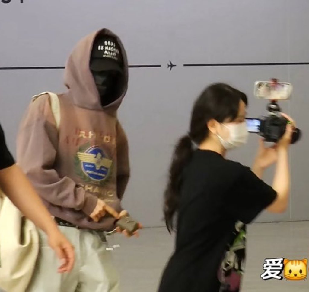 dearsimjae's tweet photo. reporter nim pls look at his bag charm 😭 https://t.co/OywCrkuoUt