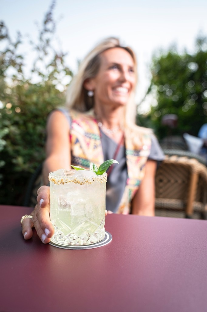 TheGinCorner's tweet photo. A sip of summer with a view to match. 

👉️ Book your table here:
https://t.co/J6aLwQq0qH

#thegincorner #rooftop # rome #RooftopCocktails https://t.co/jti7ZjYlcR