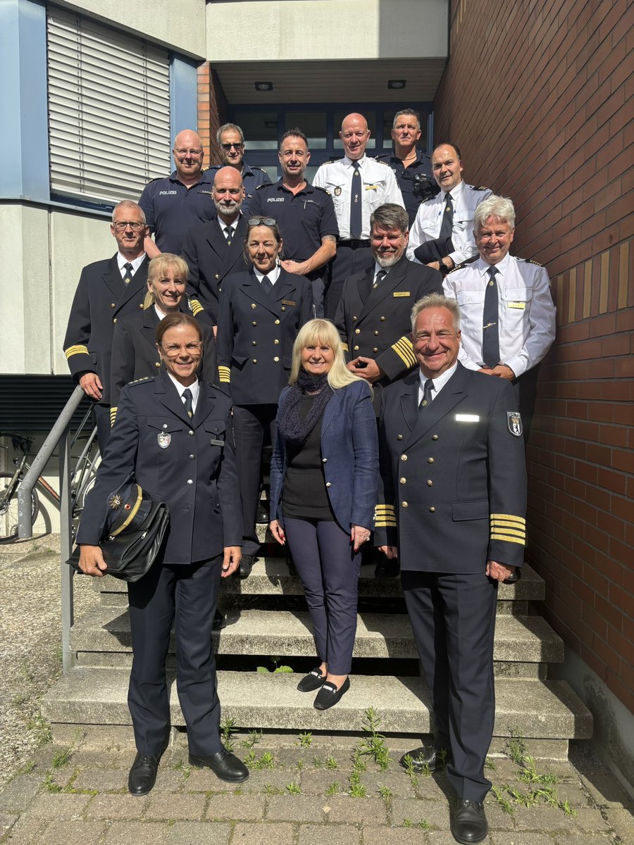 Innensenatorin Iris Spranger zu Besuch bei der Wasserschutzpolizei Berlin

„Die Wasserschutzpolizei ist ein unverzichtbarer Teil unserer Sicherheitsarchitektur zu Wasser. Ihr Einsatz im Bereich der Verkehrssicherheit, Veranstaltungen und Umweltüberwachung ist für eine sichere und