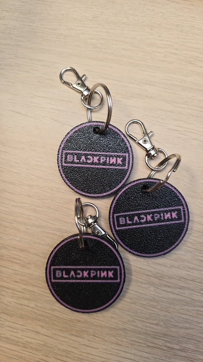 Ylleaa's tweet photo. Salut ! Je fais des freebies pour le concert des Blackpink les 2 et 3 août ! C'est des petits porte clés que j’ai désigné et imprimé 3D moi même !
Pour l’instant j’ai ce design (environ 40 exemplaires)

@BLACKPlNKFRANCE @FanBlackpinkfrr 

Rt appréciés 🖤🩷 https://t.co/D4ahoeIIMg