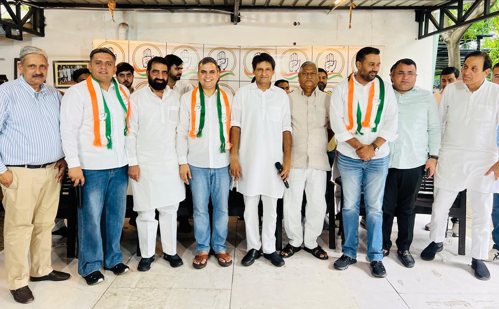 आज दिल्ली निवास पर अपनी पूरी टीम के साथ पहुंचे हरियाणा यूथ कांग्रेस के नव-निर्वाचित अध्यक्ष भाई <a href="/kataria_nishit/">Adv Nishit Kataria</a> को नयी जिम्मेदारी मिलने पर ढेरों बधाई एवं शुभकामनाएं दीं। इनके साथ-साथ इस कार्यक्रम में लगभग 30 जिलाध्यक्ष, 80 विधानसभा अध्यक्ष व प्रदेश कार्यकारिणी के निर्वाचित