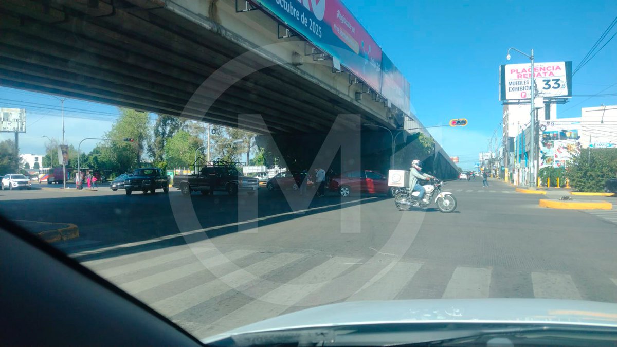 💥 ¡Precaución! Choque bajo el puente de Bulevar Atlixco y Niño Poblano #Puebla #AsíSucede #CarlosMartínHuerta
